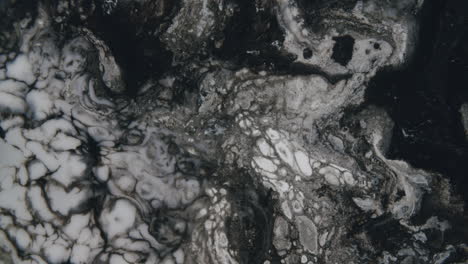 escenario muy oscuro y cambiante de un líquido viscoso que crea formas fascinantes