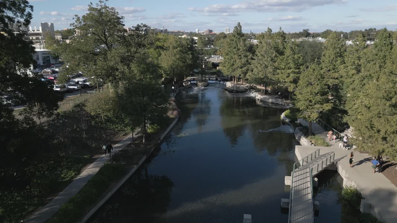 Drone in volo attraverso il corso d'acqua dell'Hotel Emma San Antonio