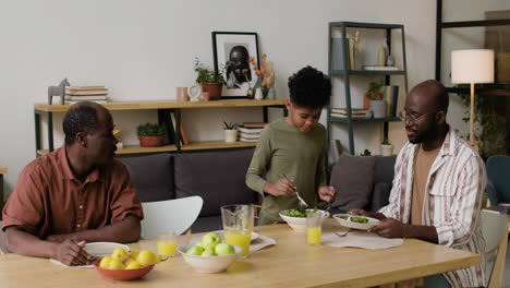 hombres negros y un niño almorzando en casa