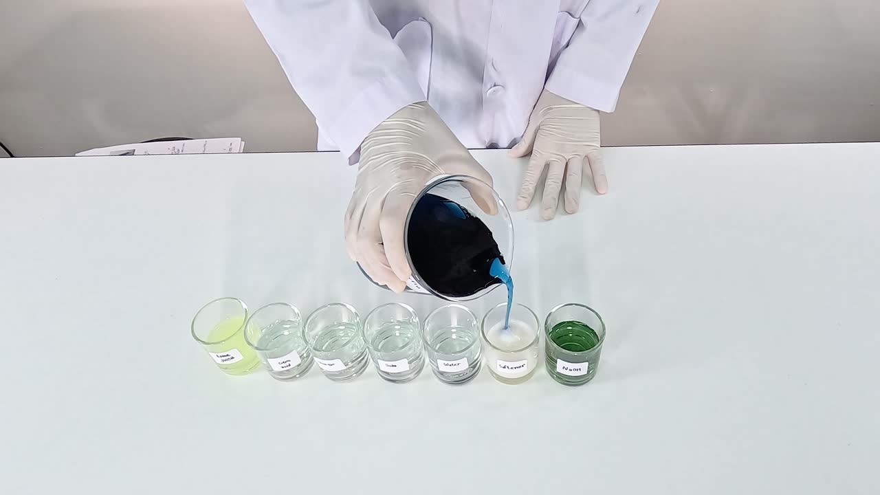 verter líquido en vasos para el cambio de color