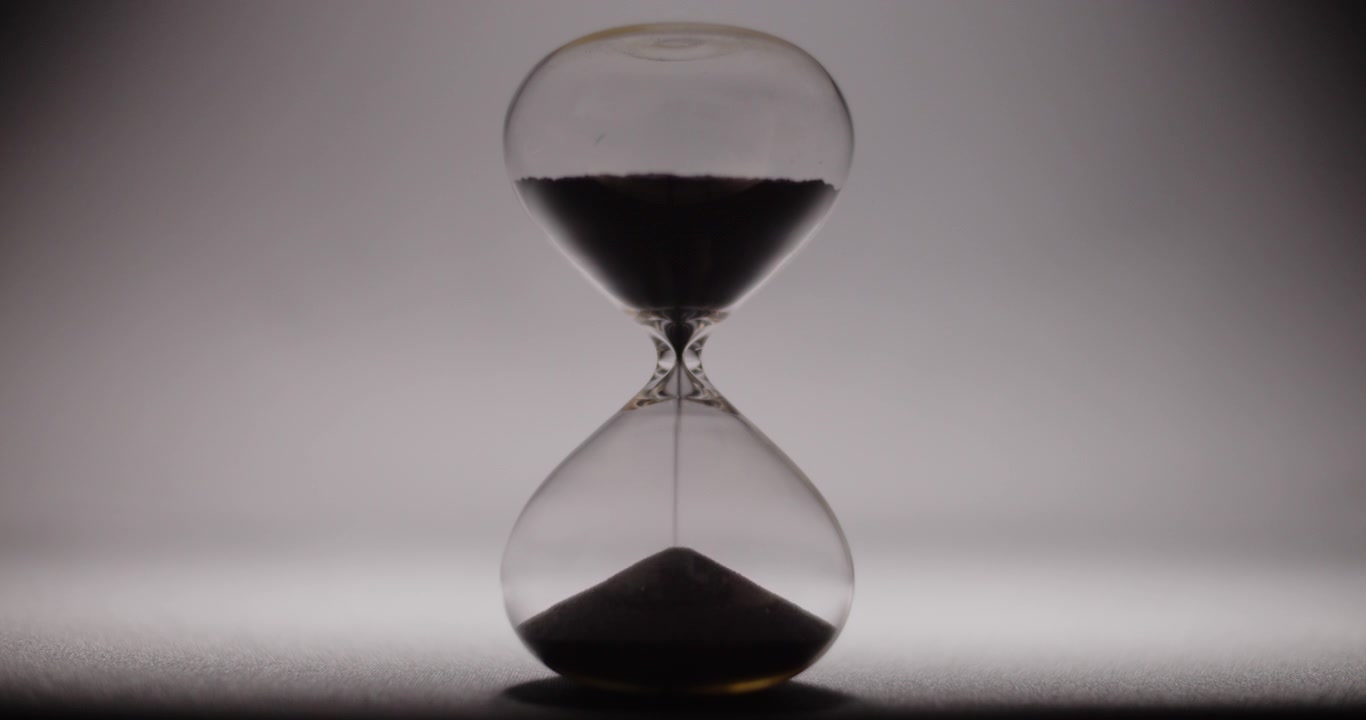 Reverse timelapse of an hourglass cycle