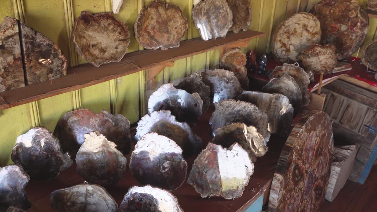 기념품 시장 에서 전시 된 은 석화 된 나무 로 만든 장식품 과 기념품