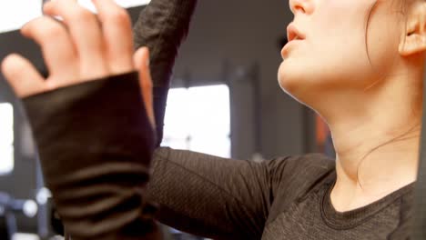 mujer sosteniendo anillos de gimnasia en el estudio de fitness 4k