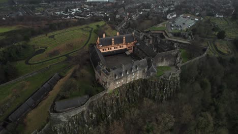 Castillo-De-Stirling-En-Un-Acantilado-Escarpado,-Monumento-Famoso