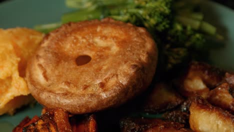 Delicioso-Plato-Asado-Con-Patatas-Asadas,-Zanahorias,-Brócoli,-Puré-De-Gamuza-Y-Pudín-De-Yorkshire