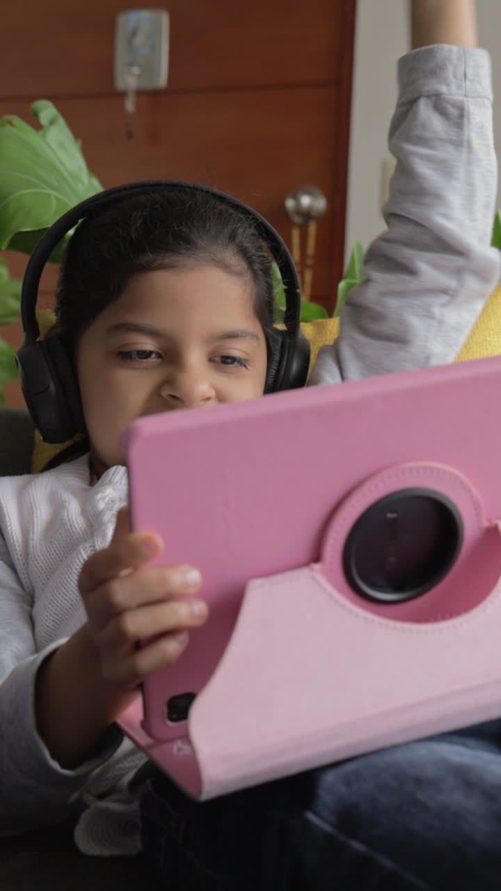 Garota usando tablet com fones de ouvido