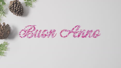 animación de saludos de año nuevo texto sobre decoraciones de navidad.