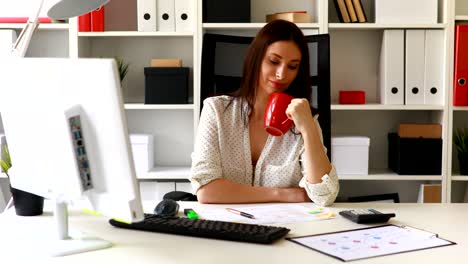 mujer de negocios con copa trabajando en la oficina