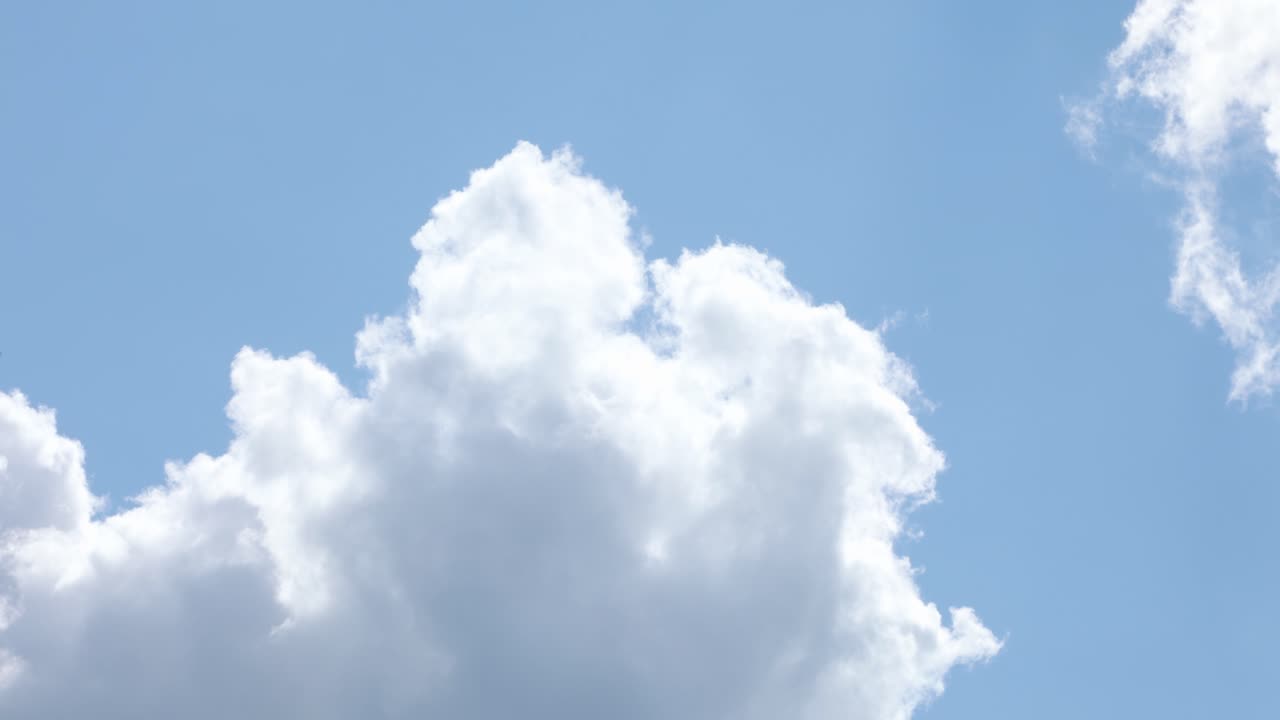 파란 하늘을 배경으로 한 구름 타임  ⁇ 스