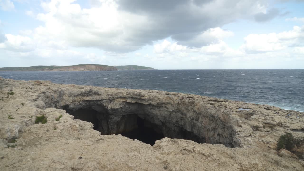 산호 석호 해안에서 부서지는 파도는 멜리에하의 아미에 만 근처에서 물 간헐천을 만듭니다
