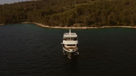 Eine-Wunderschöne-Yacht,-Die-An-Einer-Wunderschönen-Meeresküste-Vor-Anker-Liegt