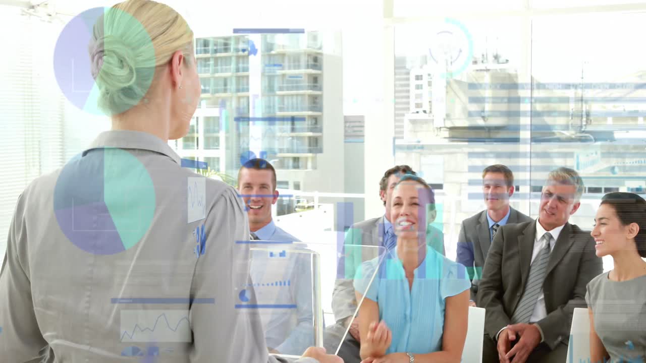 세미나에서 사람들과 상호 작용하는 백인 여성 스피커에 대한 여러 그래프의 애니메이션