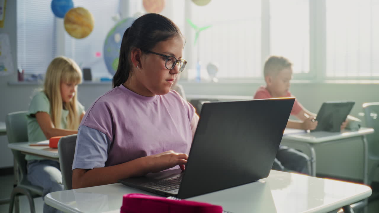 estudiantes usando computadoras portátiles en un aula