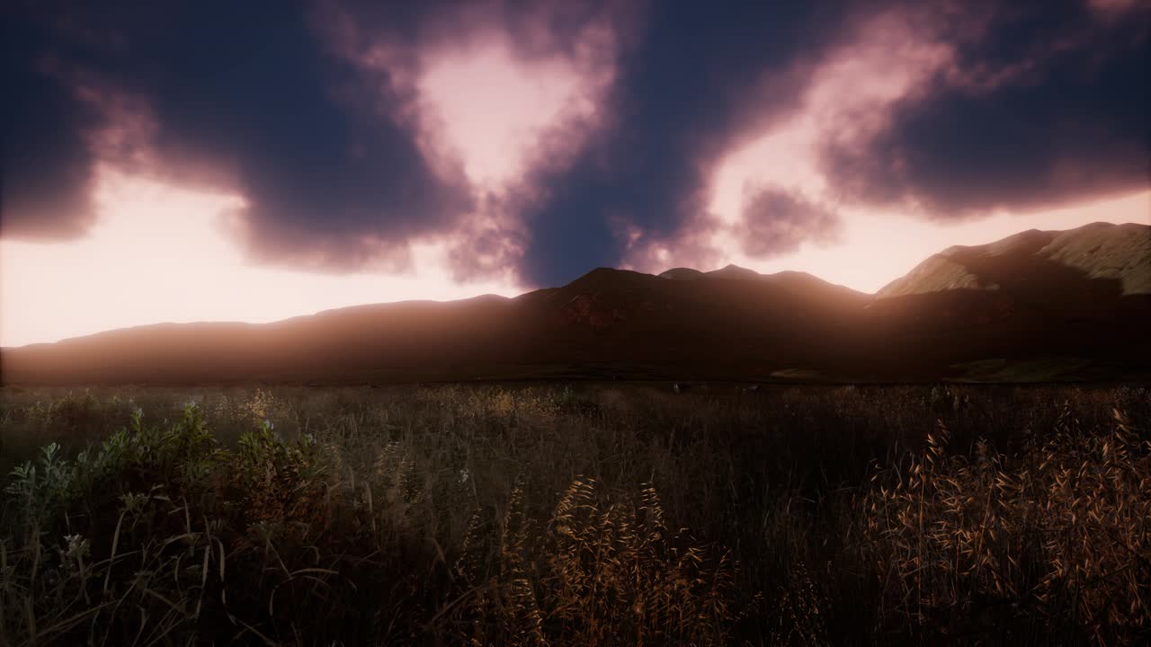 paisaje aéreo de colinas verdes en la niebla