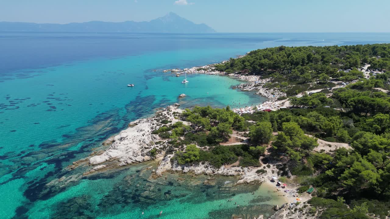 그리스의 할키디키에 있는 이릭 블루 베이와 해변 카보로트리페스 (idyllic blue bays and beach kavurotrypes in halkidiki, greece) - 에어리얼 4k 페데스탈 (aerial 4k pedestal)