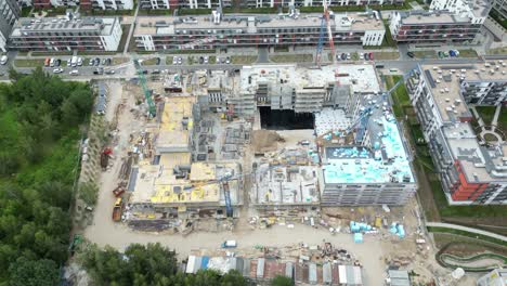vista aérea del sitio de construcción con grúa y edificio