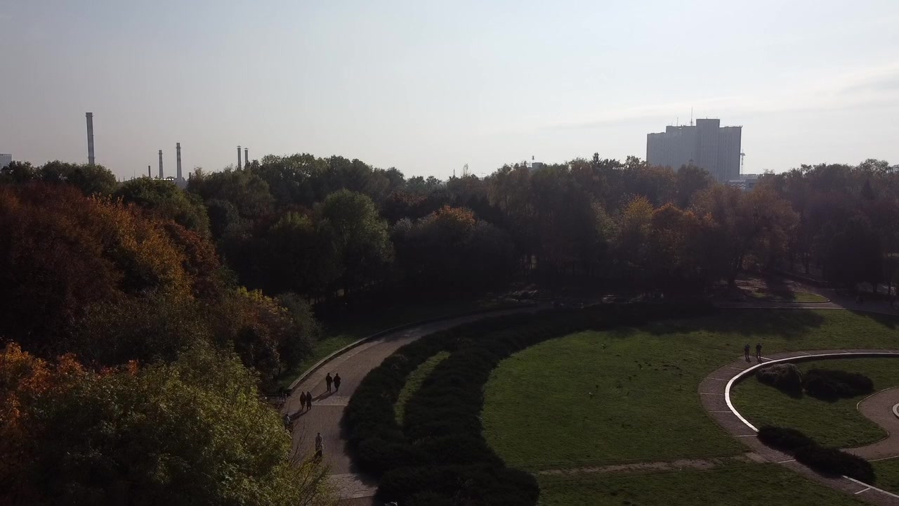 Vista aérea de un dron volando sobre el parque