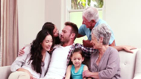 Glückliche-Familie,-Die-Auf-Dem-Sofa-Sitzt