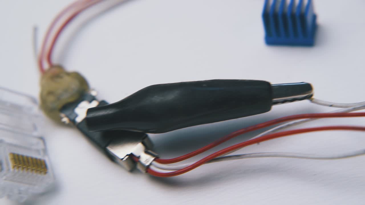 깨 ⁇ 한 표면에 다른 산란한 세부 사항을 통과 운동