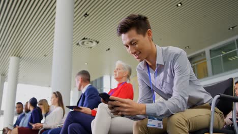 Asiatischer-Geschäftsmann-Nutzt-Mobiltelefon-Im-Business-Seminar-4k