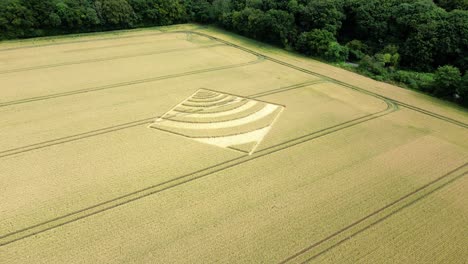 Vista-Aérea-Moviéndose-Sobre-La-Misteriosa-Plaza-De-Cultivo-De-Forma-De-Onda-En-Hampshire-Campo-De-Cultivo-De-Trigo-Dorado-2023