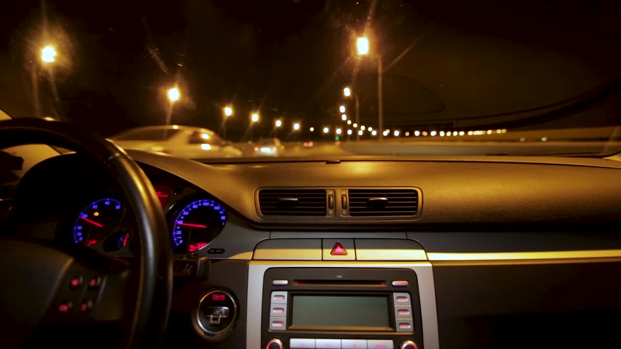 viaje nocturno en la autopista