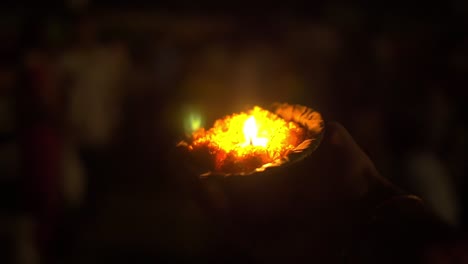 puja-kerze und blumen bei der zeremonie in varanasi