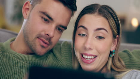tableta, redes sociales y una sonrisa con una pareja