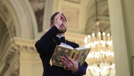 sacerdote con un libro sagrado