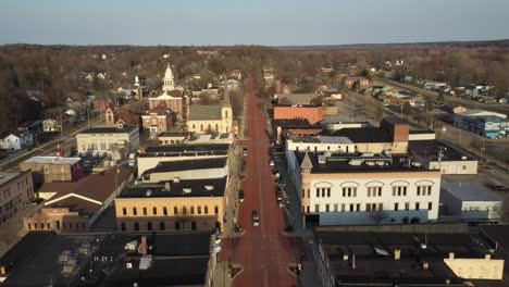 Horizonte-Del-Centro-De-Ionia-Michigan-Con-Video-De-Drones-Avanzando