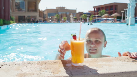 Mujer-En-La-Piscina-Con-Jugo