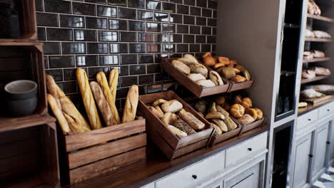 Frisches-Brot-Auf-Regalen-In-Der-Bäckerei