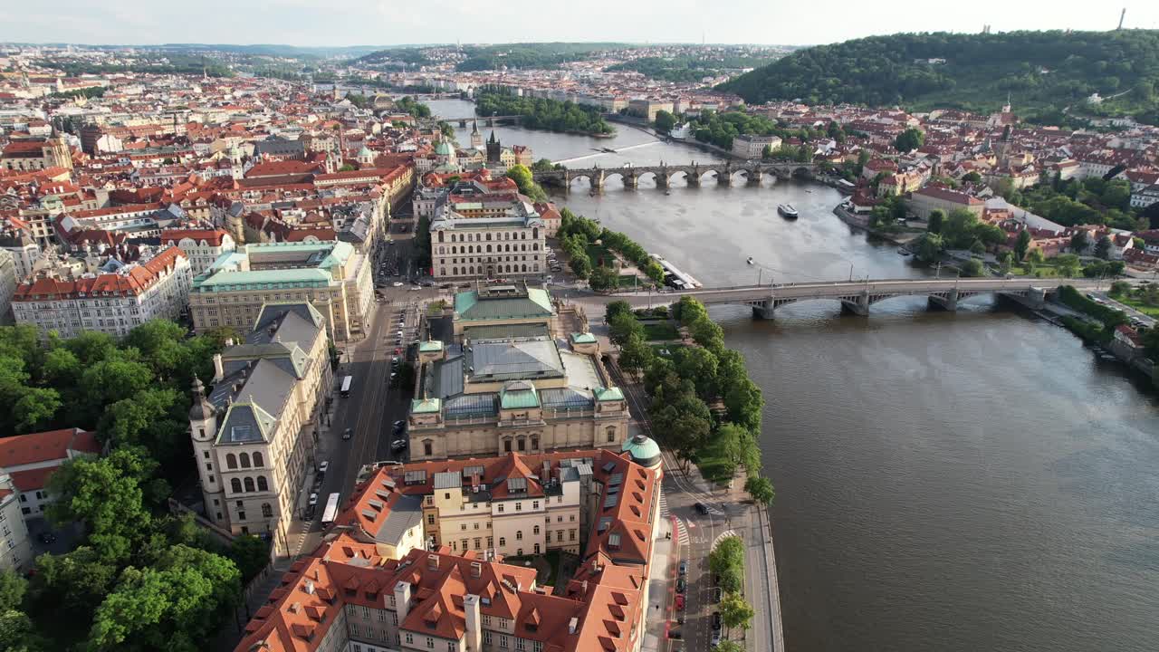 Panorama aereo di Praga, ponte e strade, fiume Moldava