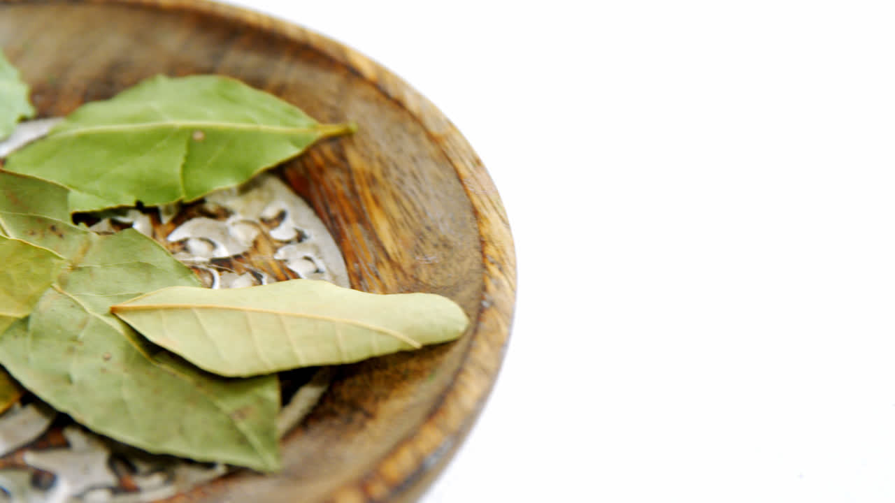 hojas de laurel en un plato 4k