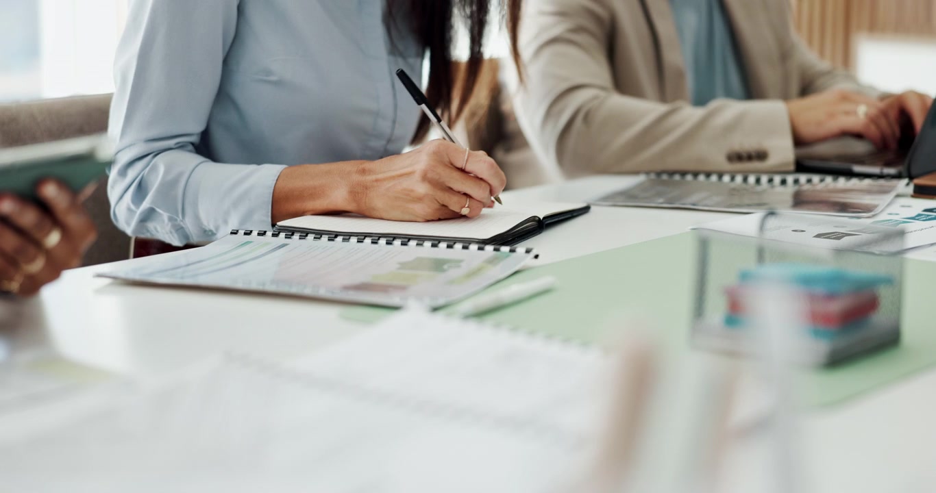 Zakelijke professional die notities maakt tijdens een vergadering