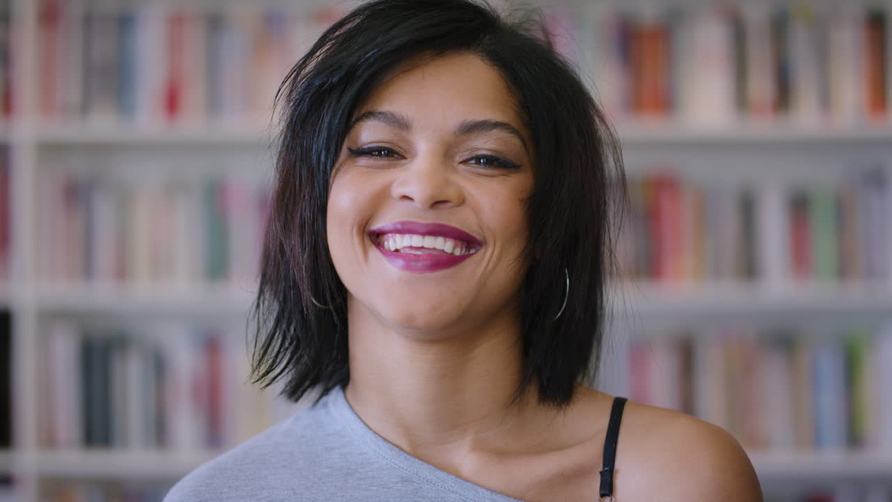 rostro, mujer y sonrisa de felicidad con un borroso