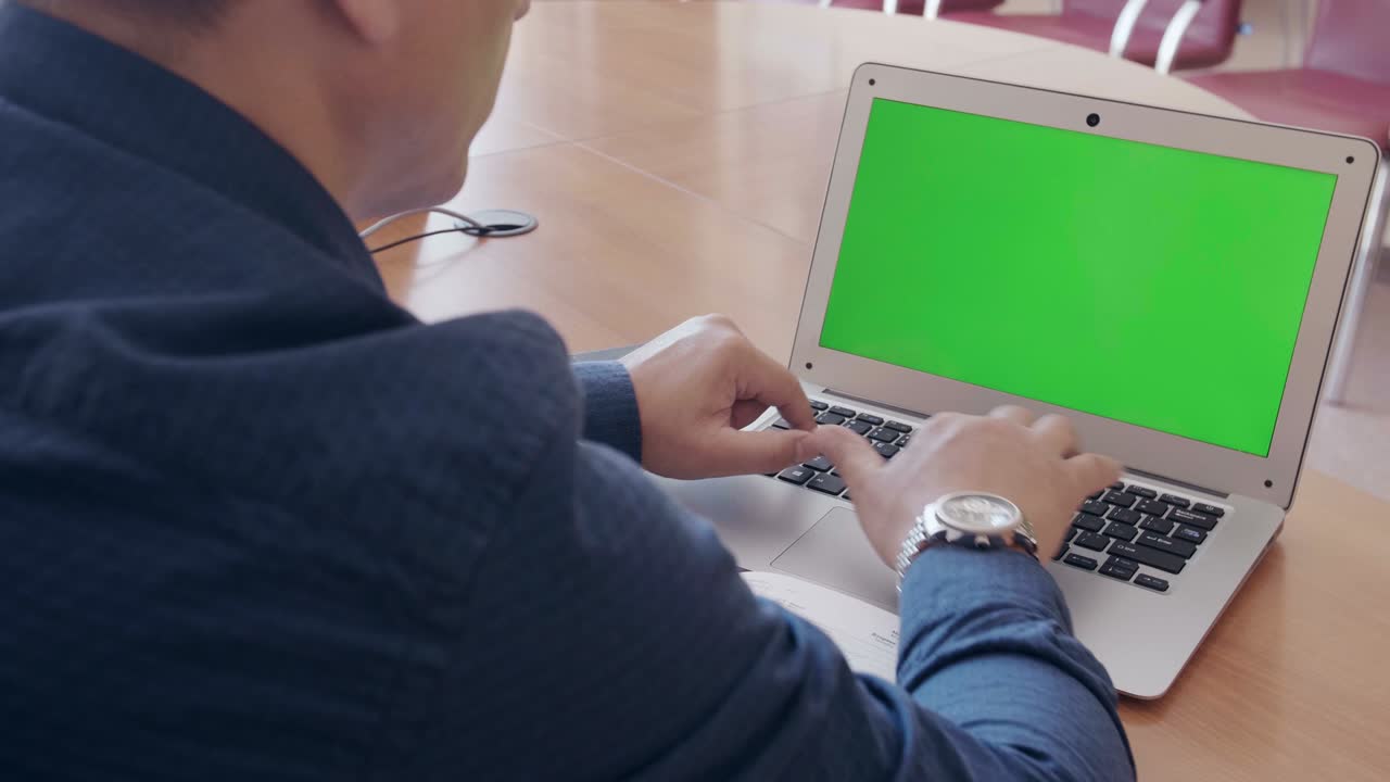 hombre de negocios trabajando en una computadora portátil con pantalla verde en