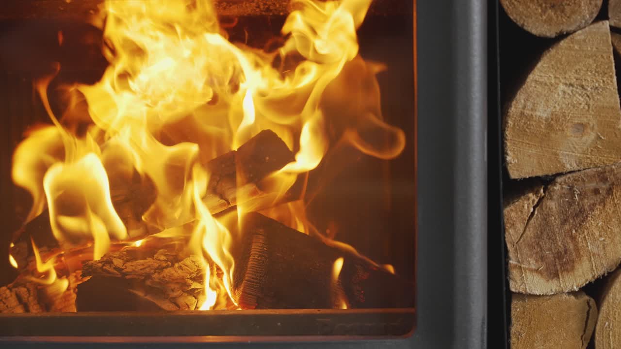 집에서 나무로 만든 불에서 불타는 불꽃을 닫으십시오.