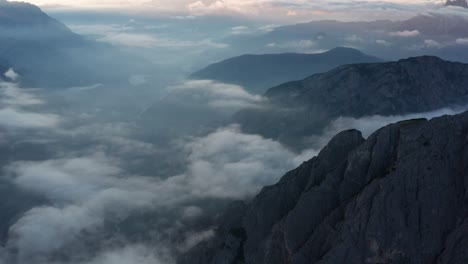 Antena-Sobre-Las-Montañas-Tre-Cime-Di-Lavaredo-Con-Nubes-Bajas-Y-Amanecer