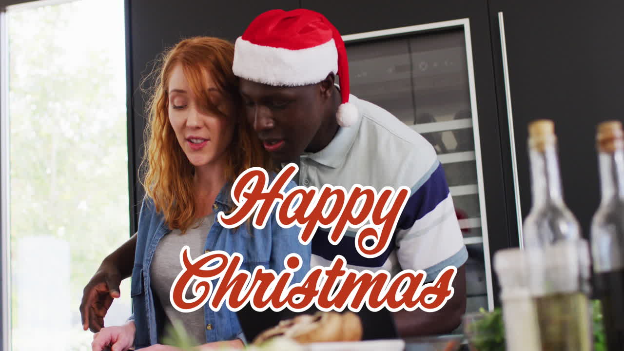 animación de felicitaciones de navidad texto sobre pareja diversa en la cocina en navidad