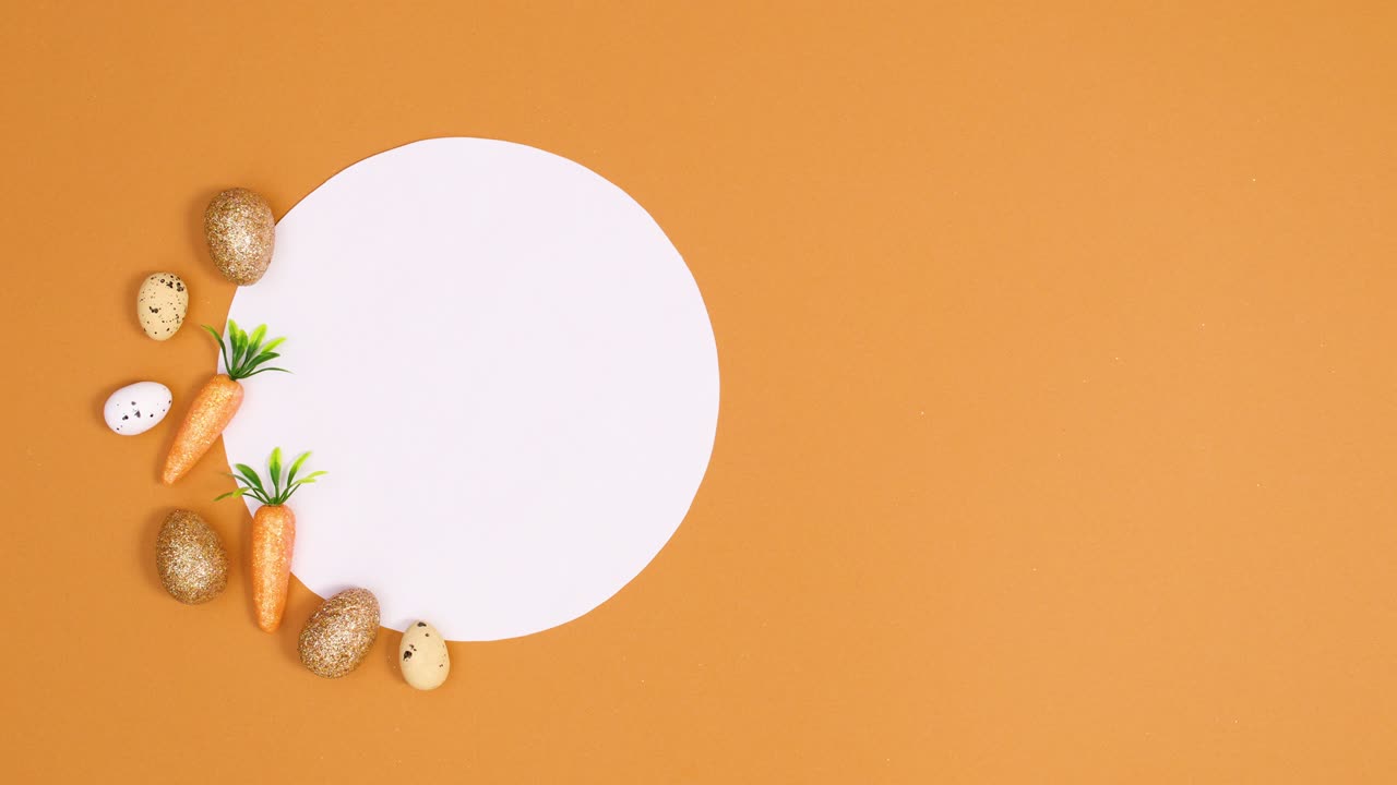 la decoración mínima de pascua se mueve en el lado izquierdo de la nota de tarjeta de papel en fondo naranja.