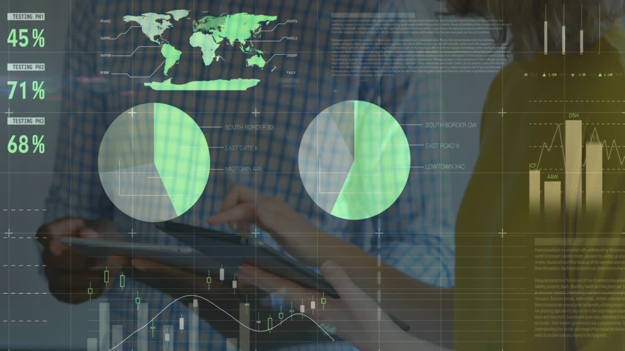 animación de la interfaz infográfica sobre diversos compañeros de trabajo discutiendo el informe en una tableta digital