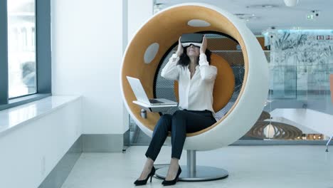 mujer de negocios en auriculares vr usando computadora portátil