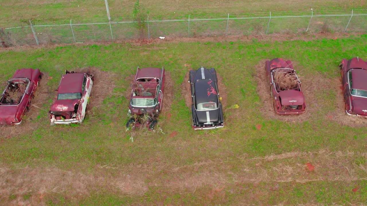 ⁇ 은, 녹슬은 자동차의 공중 뷰, 과장 된 필드에서 줄지어, 착용 및 빈티지 자동차를 보여줍니다