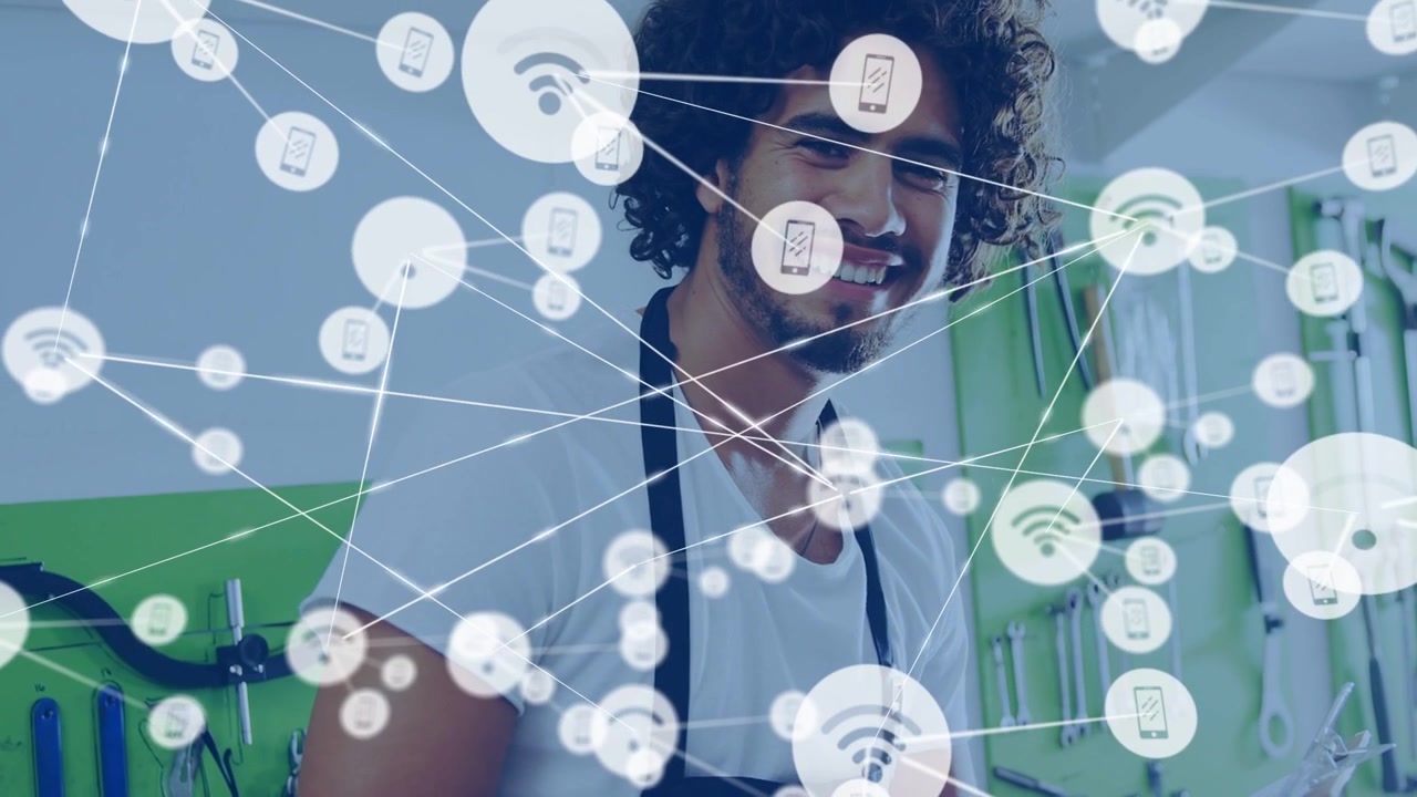 Tekniker tapper på tablet, igangsætter IoT-overlejring og visualiserer netværksforbindelser på værksted