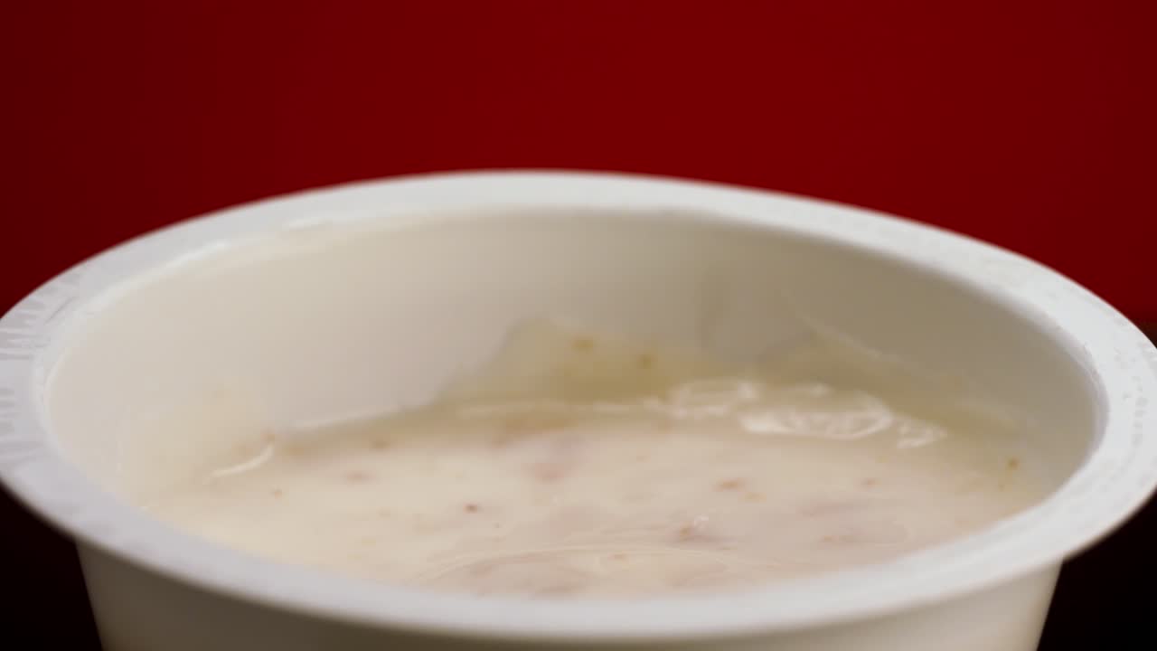 una cuchara de yogur