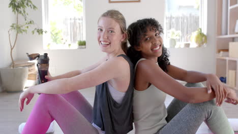 retrato de mujeres felices y diversas, adolescentes haciendo ejercicio en una clase de yoga aéreo, en cámara lenta.