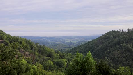 Ein-Zeitraffer-Auf-Dem-Gipfel-Des-Berges-Mit-Blick-Auf-Das-Darunter-Liegende-Tal