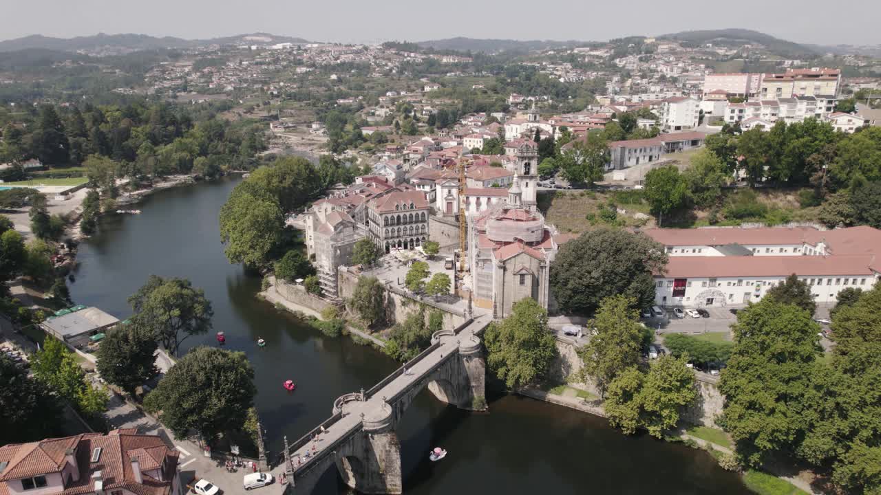 iglesia y puente sao goncalo sobre el río tamega, amarante, portugal