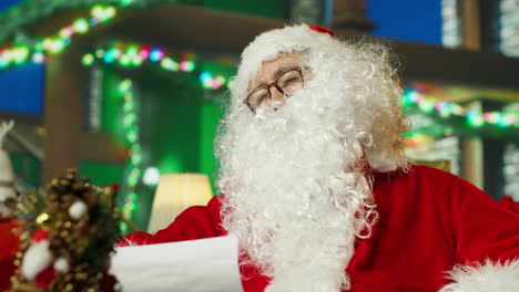 santa claus leyendo cartas de navidad